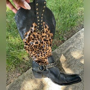 Women’s western boots. Black and leopard print. Size 10